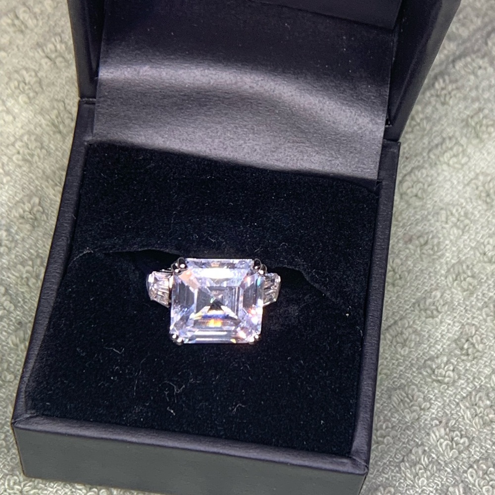 Beautiful Bradford Exchange Ring - Picture 5 of 7